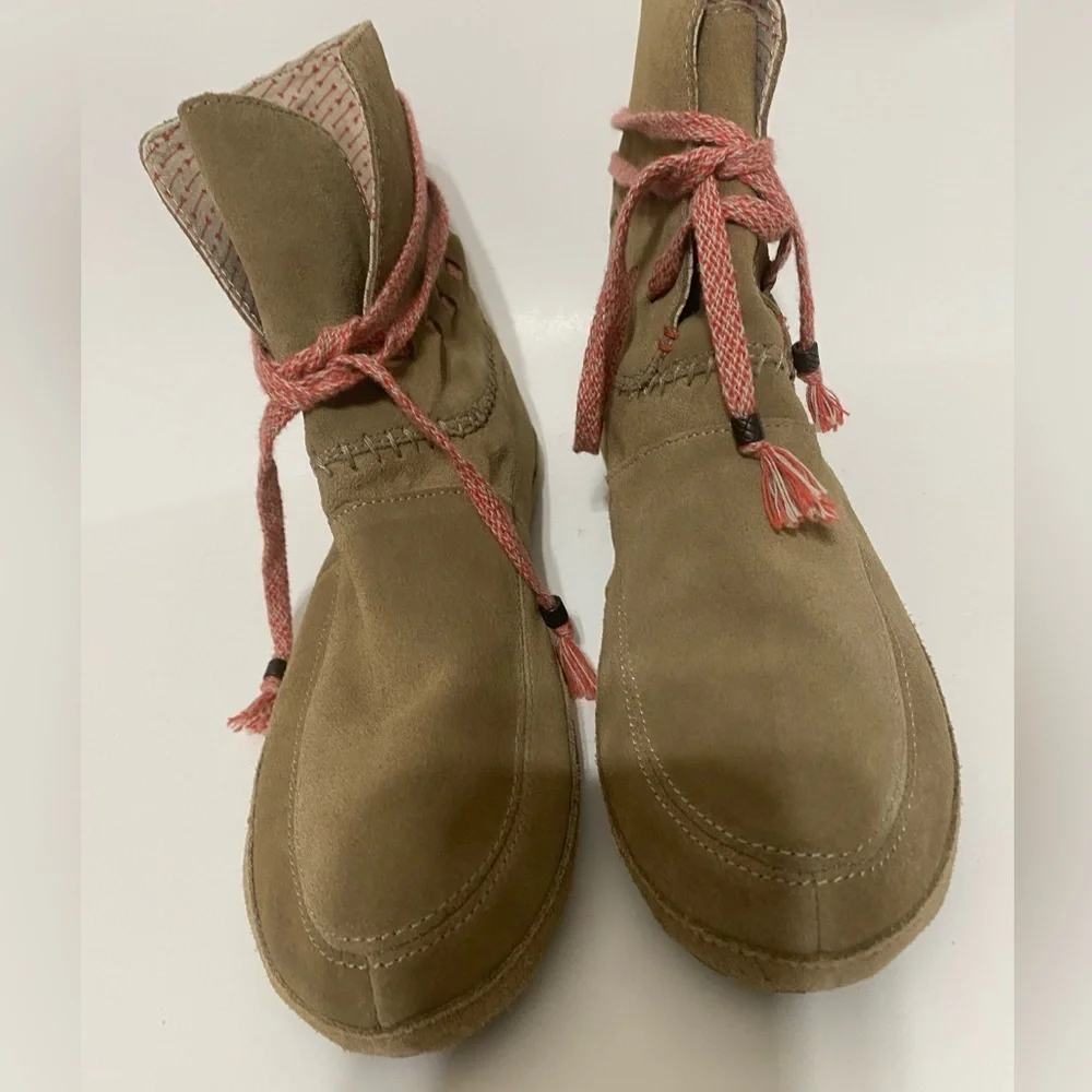 Sanuk suede  Tan Women's Boots with Pink Laces size 9 - Picture 4 of 7